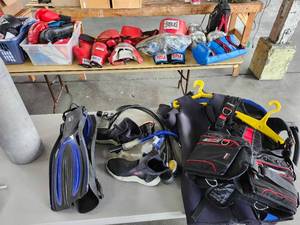 lot 12646 image: Mens LgXL  Scuba Diving Set - Wetsuit, BCD, Tank, Fins and Accessories in Bag