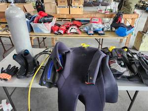 lot 12647 image: Mens LgXL Scuba Diving Set - Wetsuit, BCD, Tank, Fins and Accessories in Bag