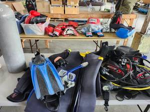lot 12649 image: Mens XL2XL  Scuba Diving Set - Wetsuit, BCD, Tank, Fins and Accessories in Bag