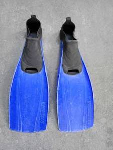 lot 19651 image: (4 sets ) XS Swimming Fins Size 3-5 Blue Diving Flippers