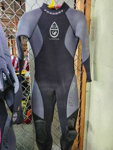 lot 19689 image: (1) Womens Size 6, Parkway Titanium T1 Full Wetsuit