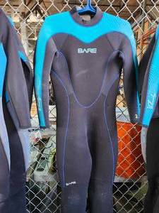 lot 19699 image: (1) Womens Size 2, BARE 7mm Full Wetsuit - Black and Turquoise