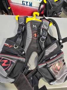 lot 19738 image: Aqua Lung Pro LT BCD with Air2 Regulator Medium Size