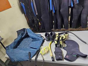 lot 19783 image: Scuba Diving Equipment Set with FLS Gear Bag