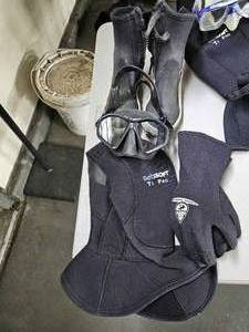 lot 19786 image: Seasoft Ti Pro Diving Boots and Mask Set
