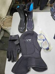 lot 19787 image: Scubapro Ti Pro Diving Set - Hood, Boots, Gloves and Mask