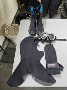 lot 19788 image: XS Scuba Diving Set - Boots, Hood, Gloves and Mask