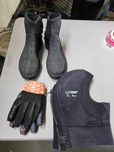 lot 19789 image: SeaSoft Ti Pro Dive Boots XL and Bare Neoprene Gloves XLTG Set