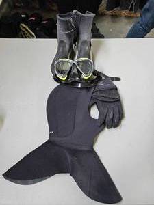 lot 19791 image: Bare Elastek Diving Set - Hood, Boots, Gloves and Mask