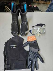 lot 19792 image: Scuba Diving Set - Bare 7mm Boots, SeaSoft Ti Pro Hood, Mask and Gloves