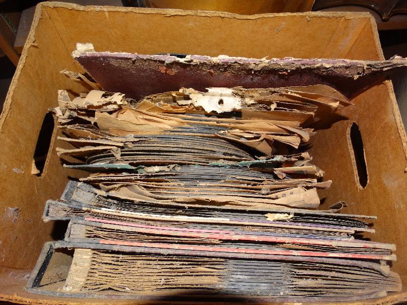 lot 653 image: Box of vintage record albums
