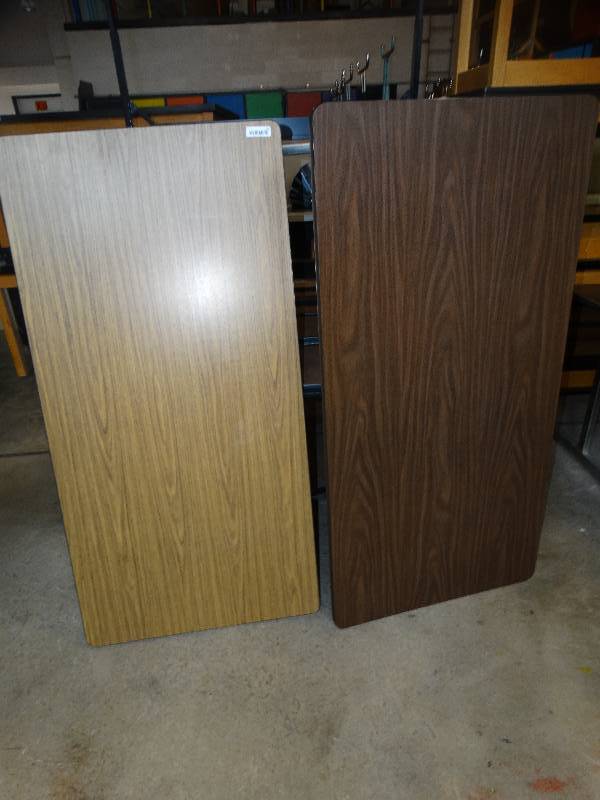 lot 722 image: 2 adjustable height tables