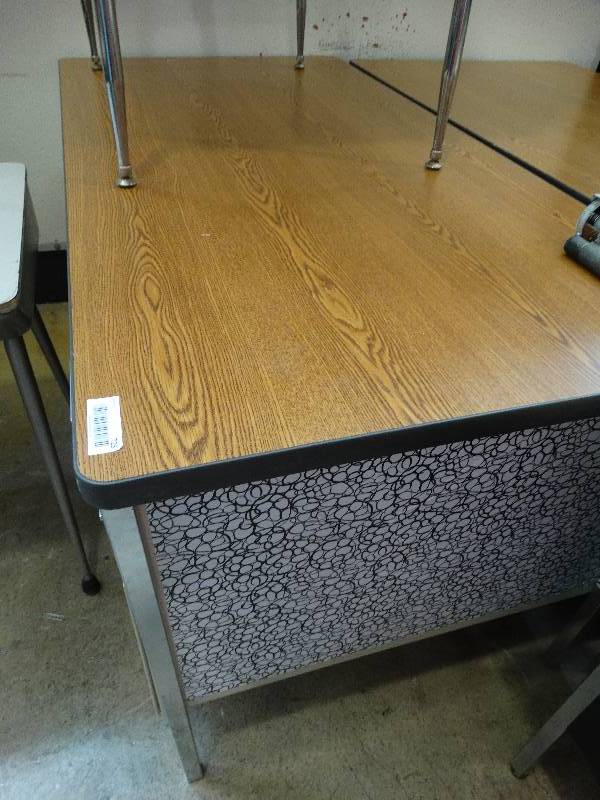 lot 725 image: Metal office desk