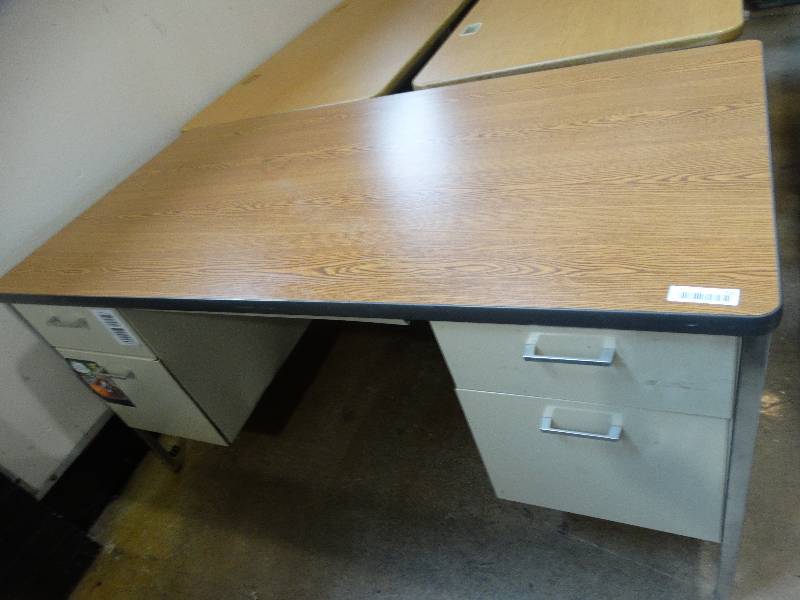 lot 731 image: Metal office desk