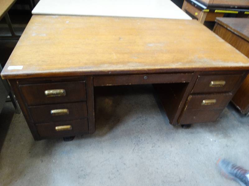 lot 732 image: Wood teachers desk
