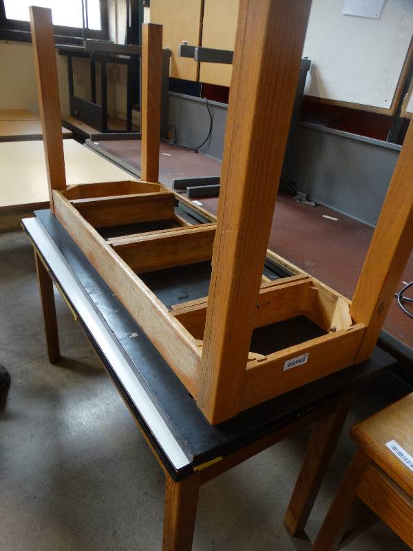 lot 740 image: 2 science lab tables