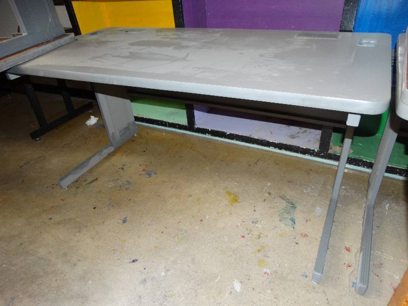 lot 747 image: 2 work tables w power source