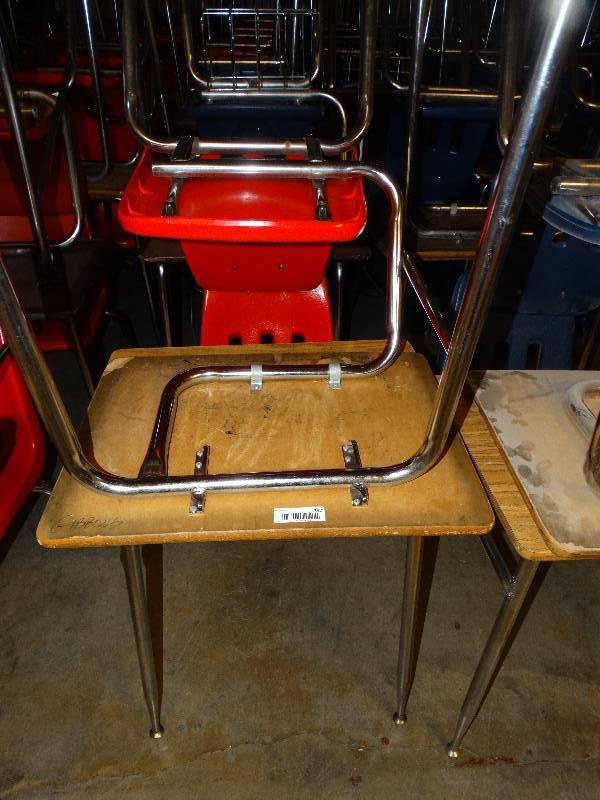 lot 752 image: Approx. 18 school desks