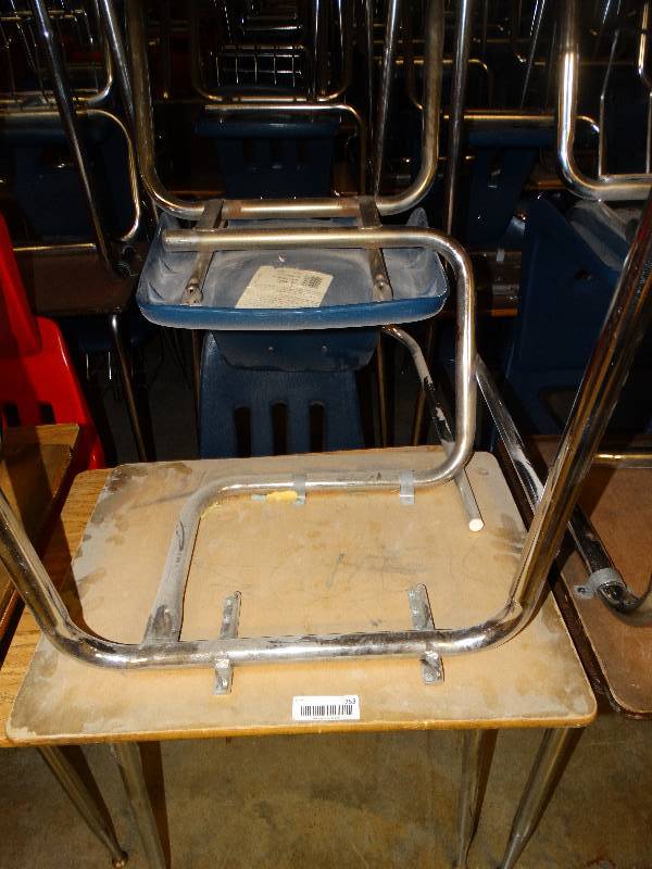 lot 753 image: Approx. 18 school desks