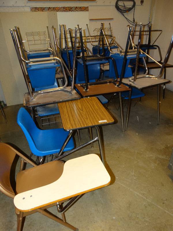 lot 758 image: Approx. 17 school desks