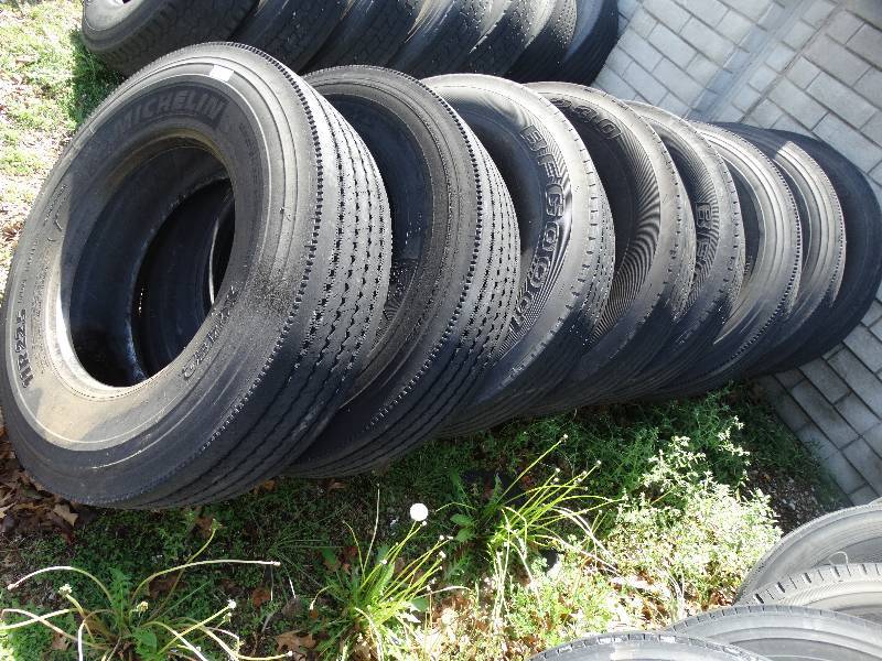 lot 779 image: 7 used bus tires- 11R22.5