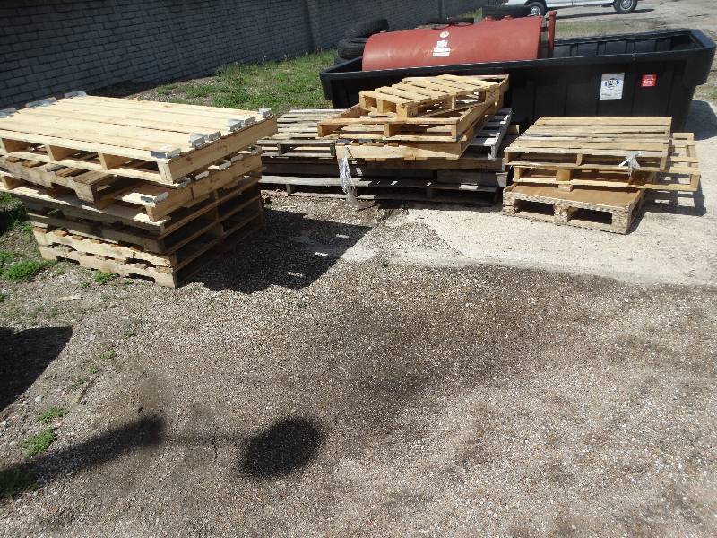 lot 782 image: Lot of various wood pallets