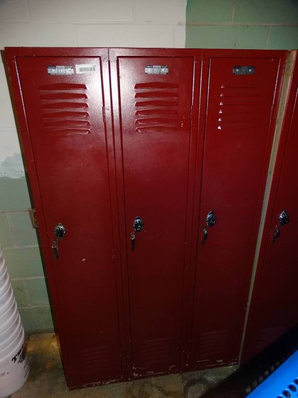 lot 550 image: Set of 3 lockers