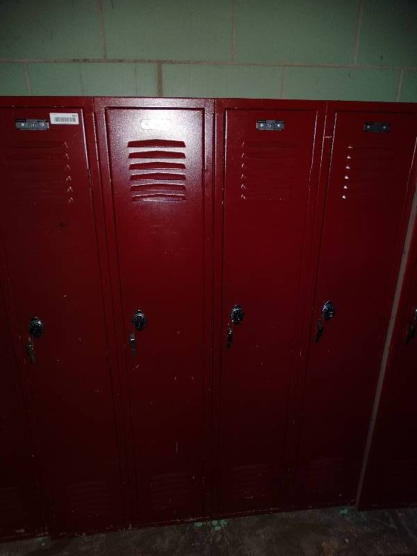lot 551 image: Set of 4 lockers