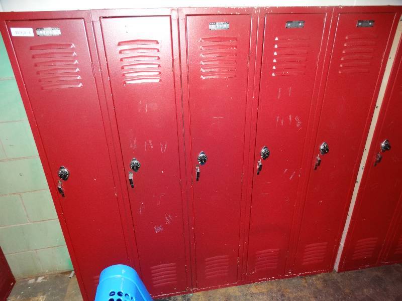lot 553 image: Set of 5 lockers