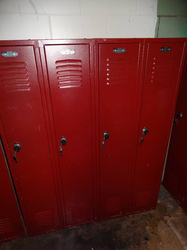 lot 554 image: Set of 4 lockers