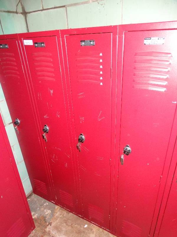 lot 555 image: Set of 4 lockers