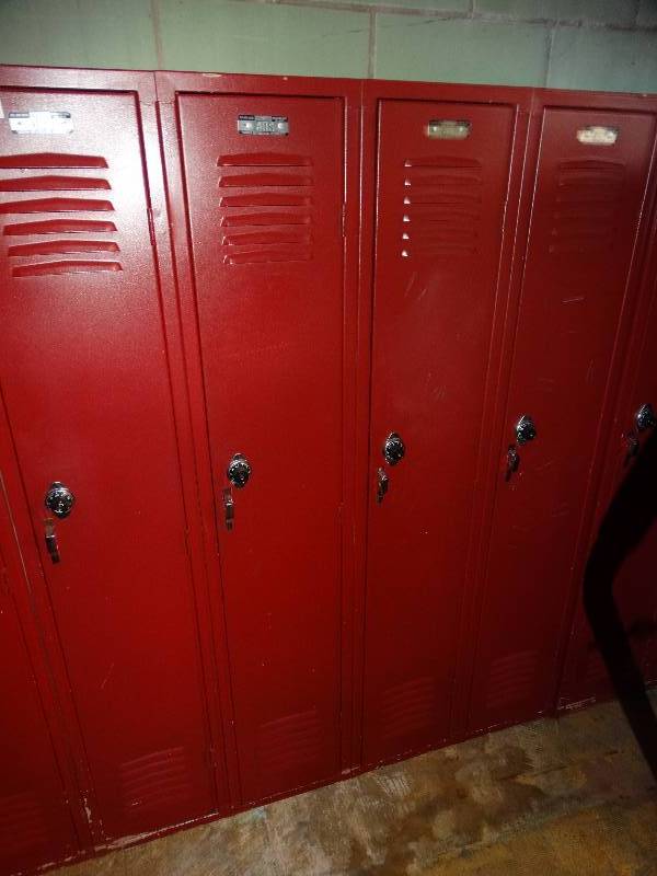 lot 556 image: Set of 4 lockers