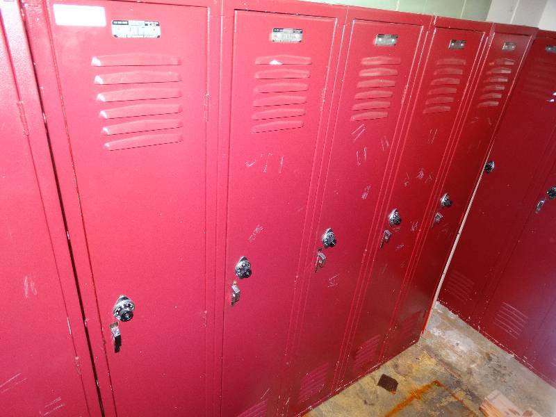 lot 557 image: Set of 5 lockers