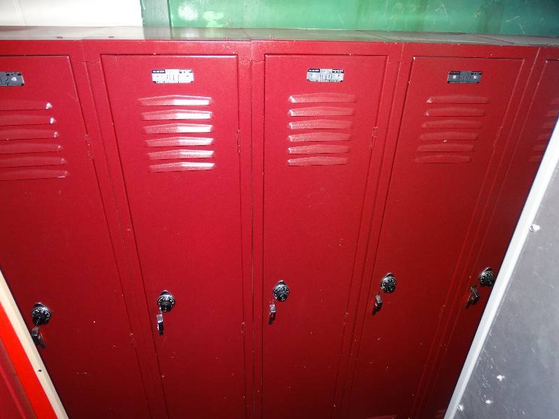 lot 558 image: Set of 5 lockers