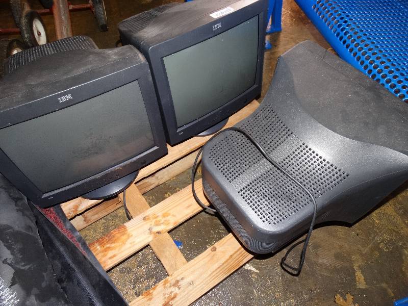 lot 562 image: 3 computer monitors