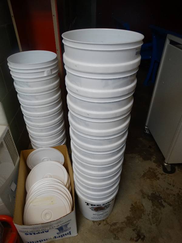 lot 568 image: 17 food grade buckets w lids