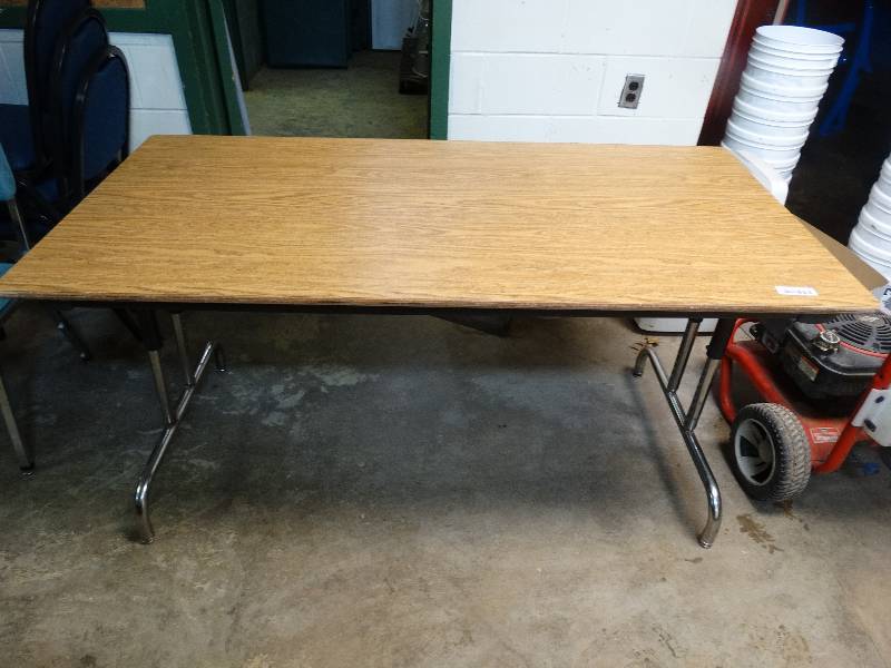 lot 570 image: Adjustable classroom table