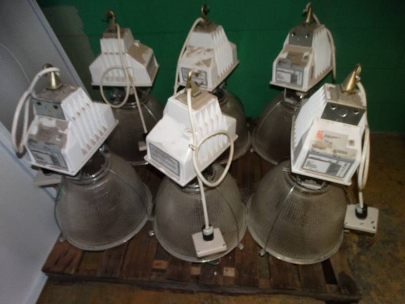 lot 573 image: 6 large gym lights