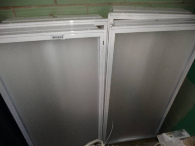 lot 574 image: 4 fluorescent light fixtures- 4 ft long