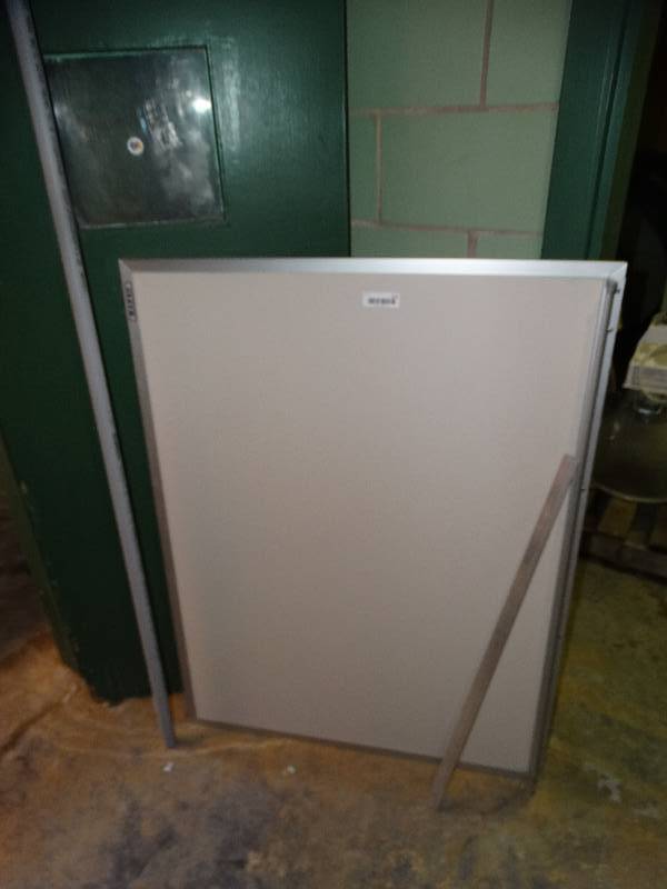 lot 576 image: White board & 1 PVC pipe