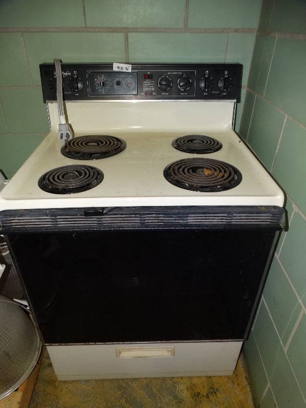 lot 577 image: Whirlpool electric range