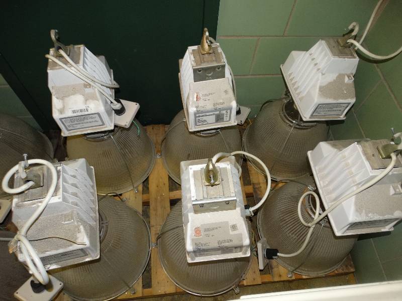 lot 578 image: 6 large gym lights
