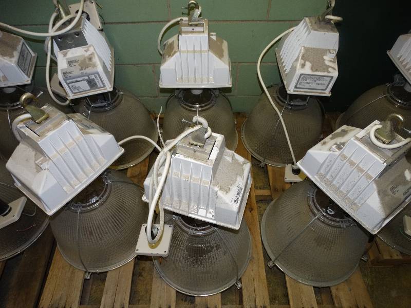 lot 579 image: 6 large gym lights