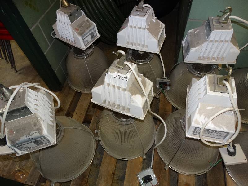 lot 580 image: 6 large gym lights