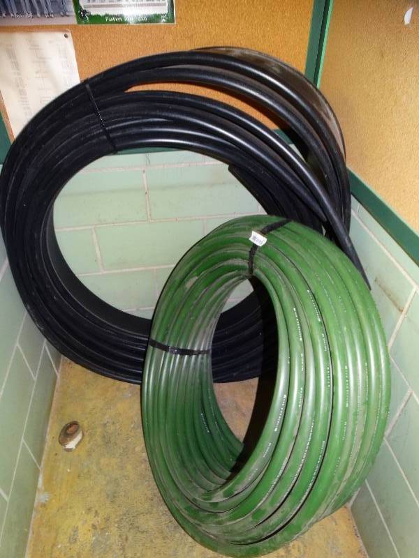 lot 581 image: Roll of landscape edging & roll of 1 pro tuff green tubing