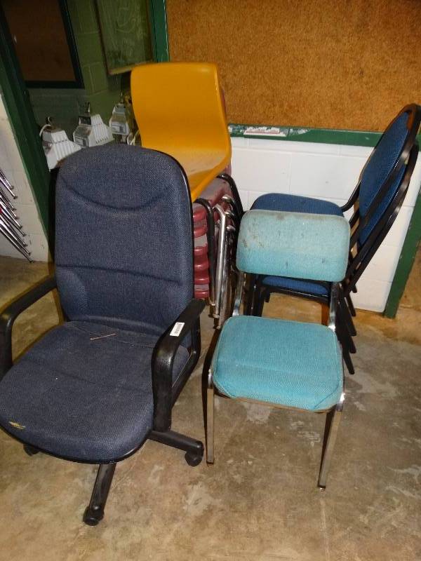 lot 582 image: Various chairs