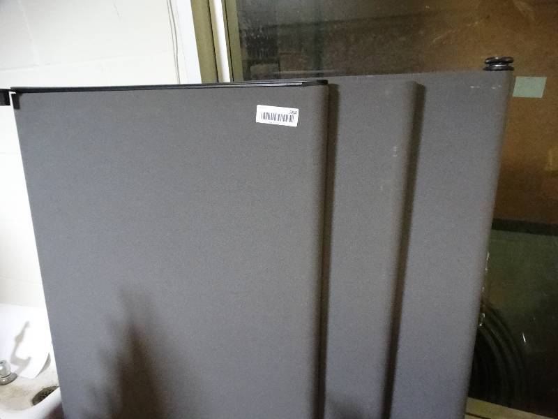 lot 584 image: Office dividers