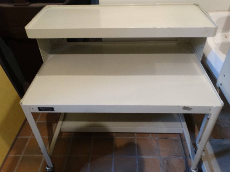 lot 587 image: Metal desk on wheels