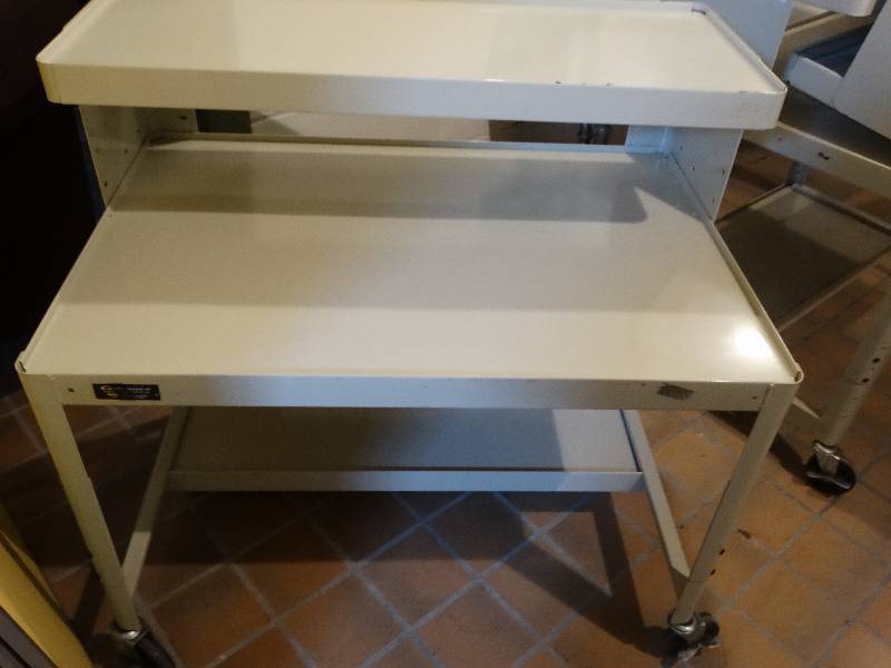 lot 589 image: Metal desk on wheels