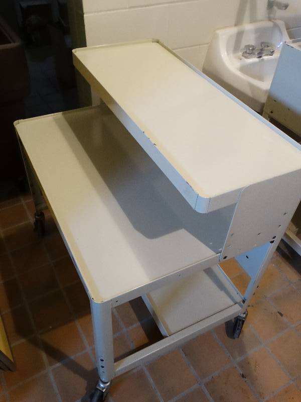 lot 590 image: Metal desk on wheels
